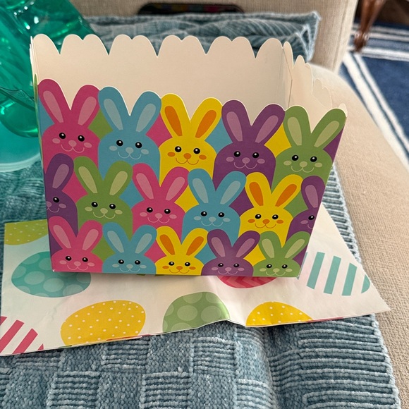 Easter Bunny Tablecloth, Easter Paper Plates and Fun Easter Items New - Picture 9 of 11